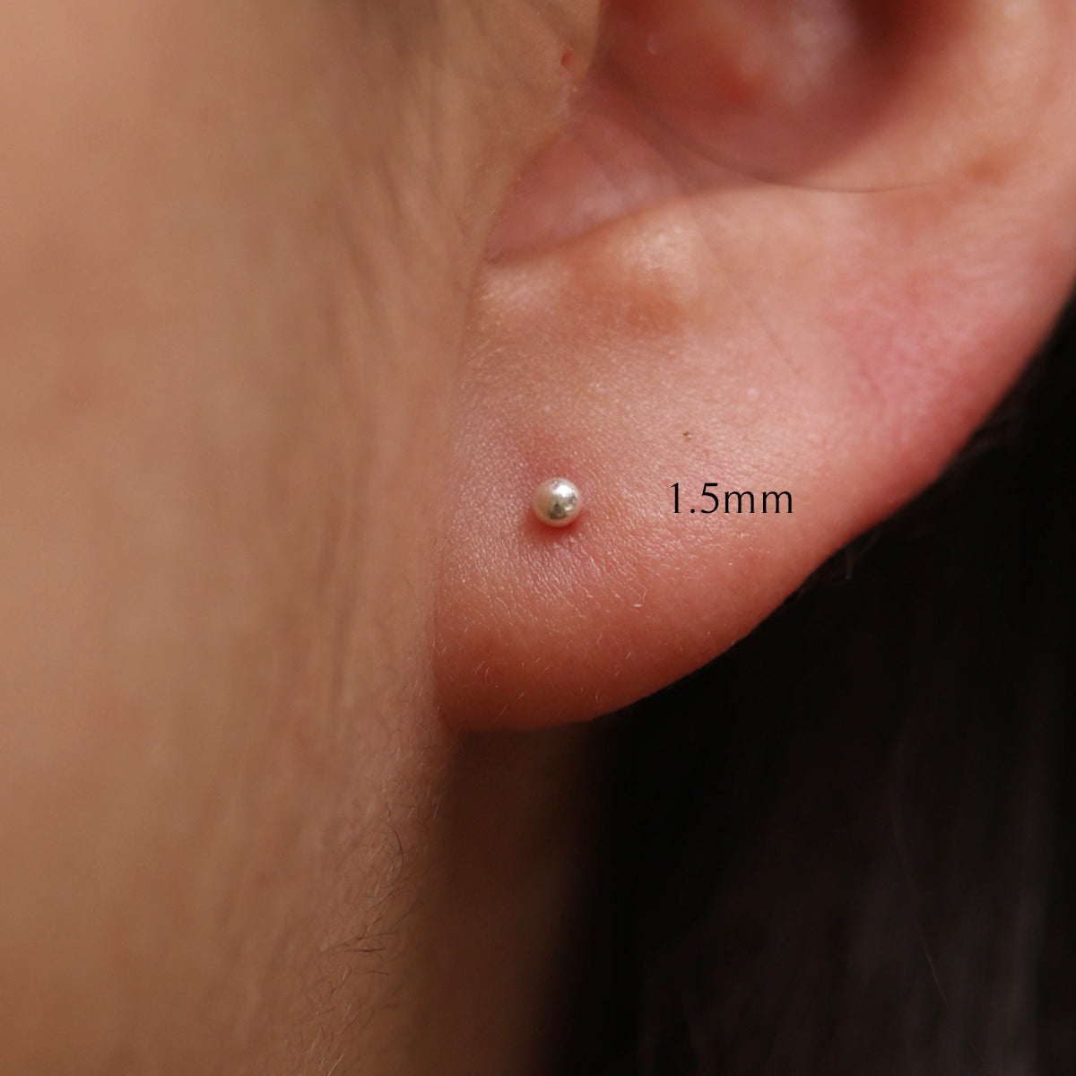 Simple ball stud earrings