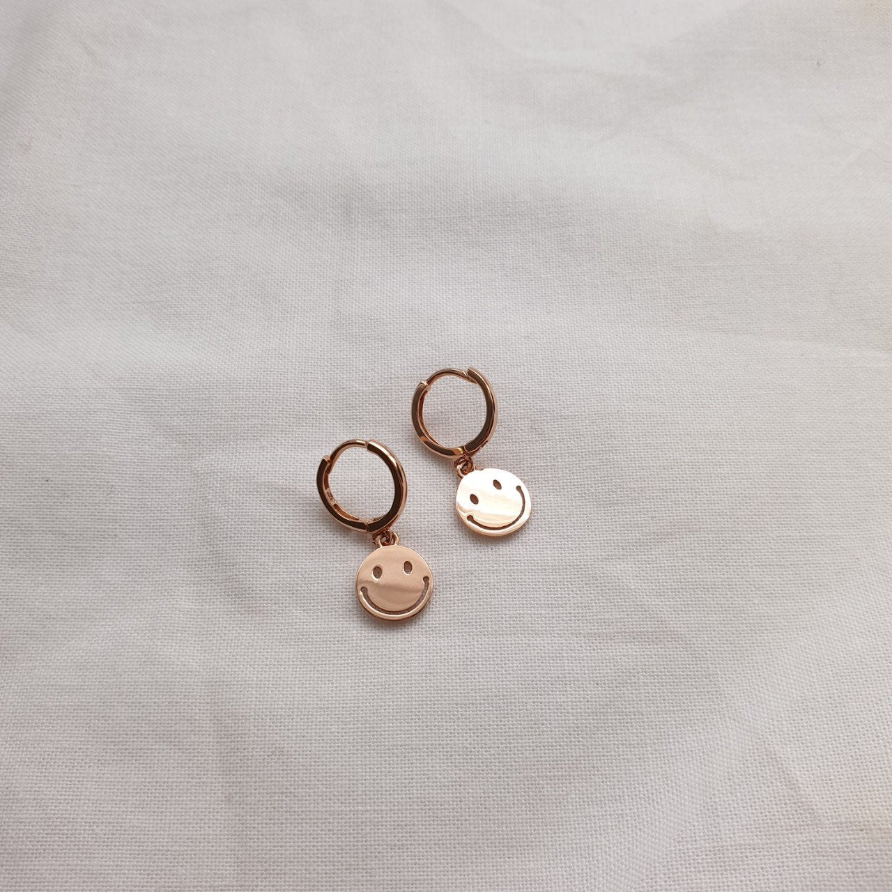 Smile huggie one touch earrings