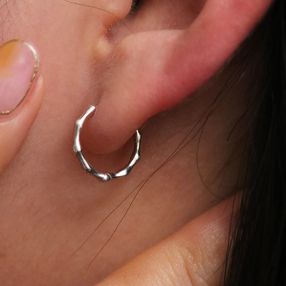 Slim wavy hoop earrings