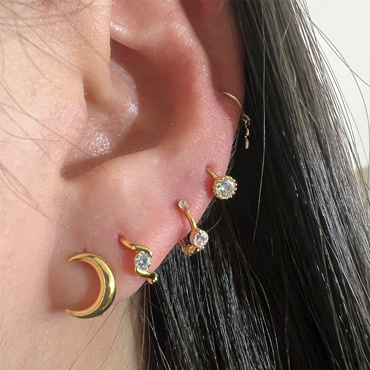 Circle Cubic Huggie Earring