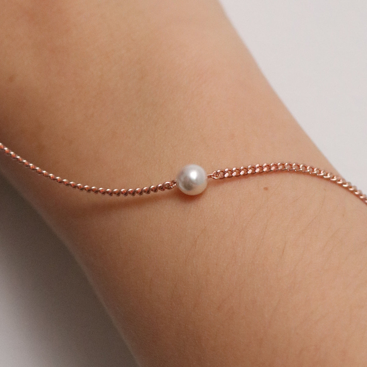 Simple pearl chain bracelet