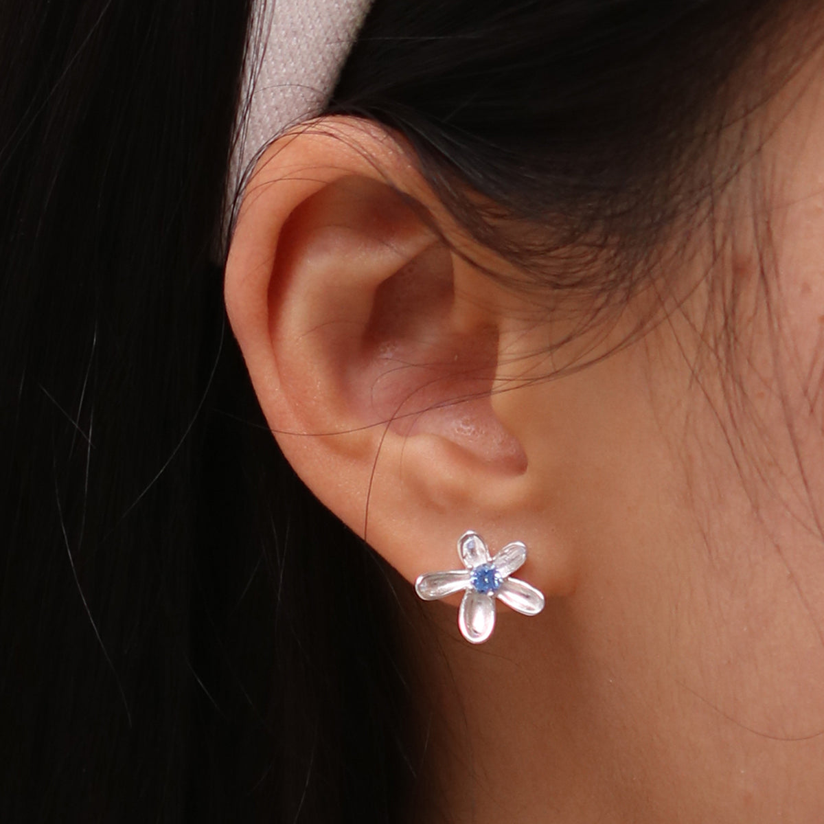 Blue daisy earrings