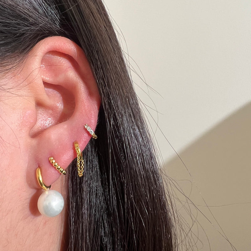 Triple cubic huggie earring (925)