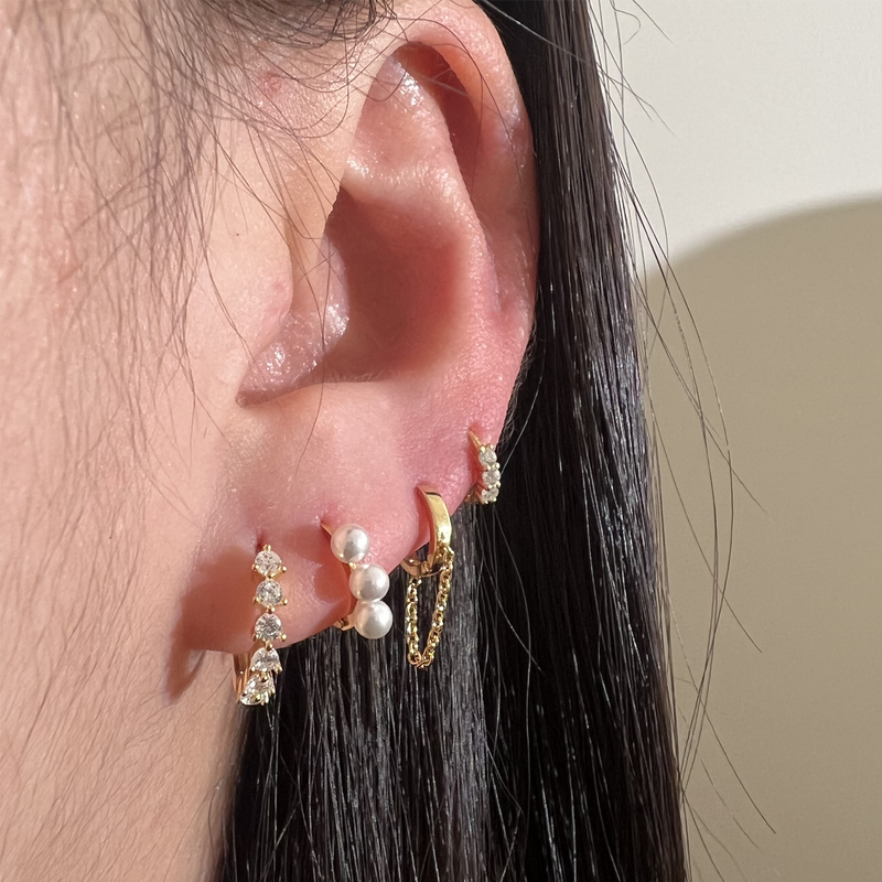 Triple cubic huggie earring (925)