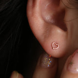 Line heart stud earrings