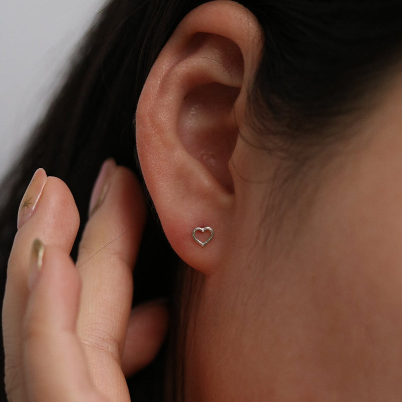 Line heart stud earrings