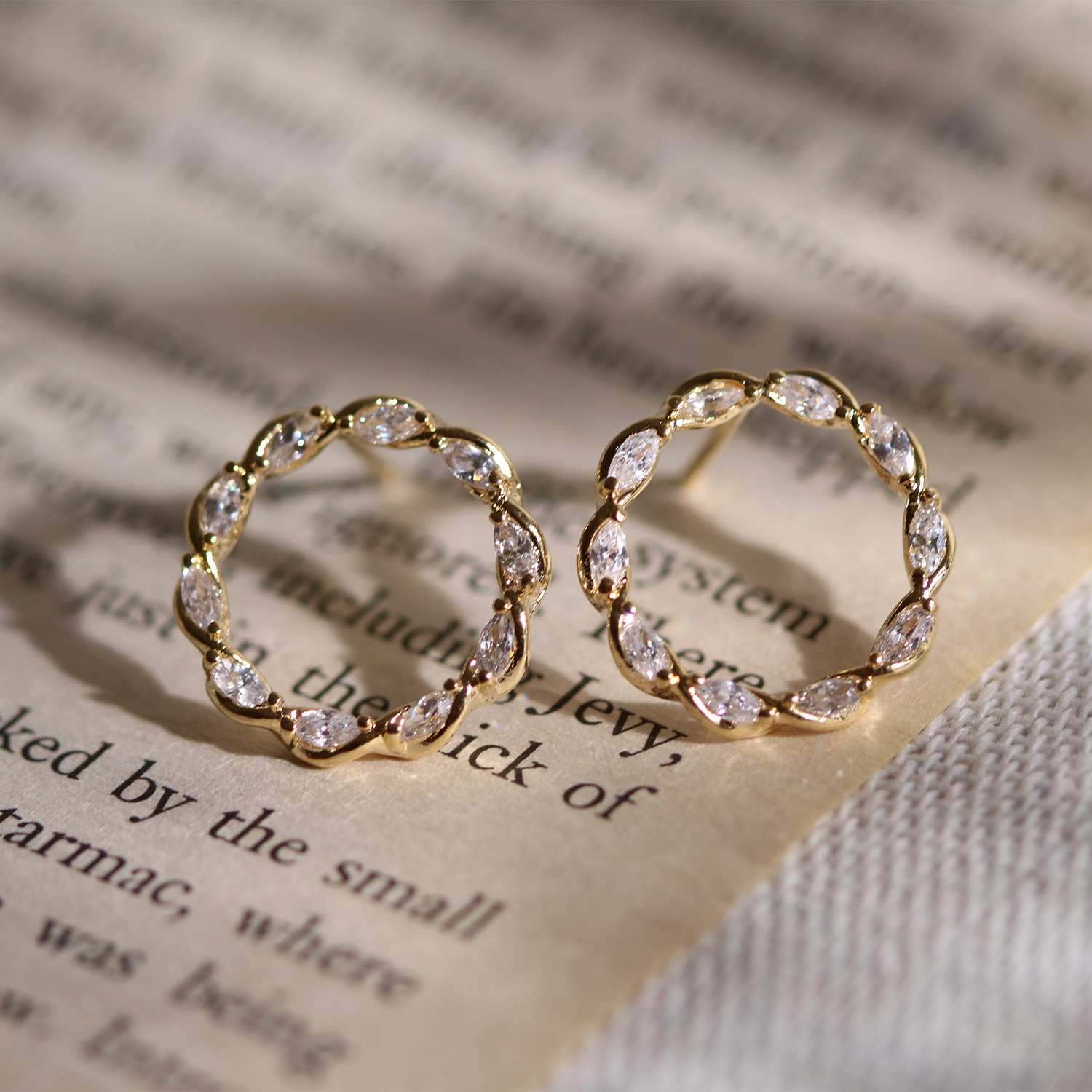 Circle cubic twist earrings