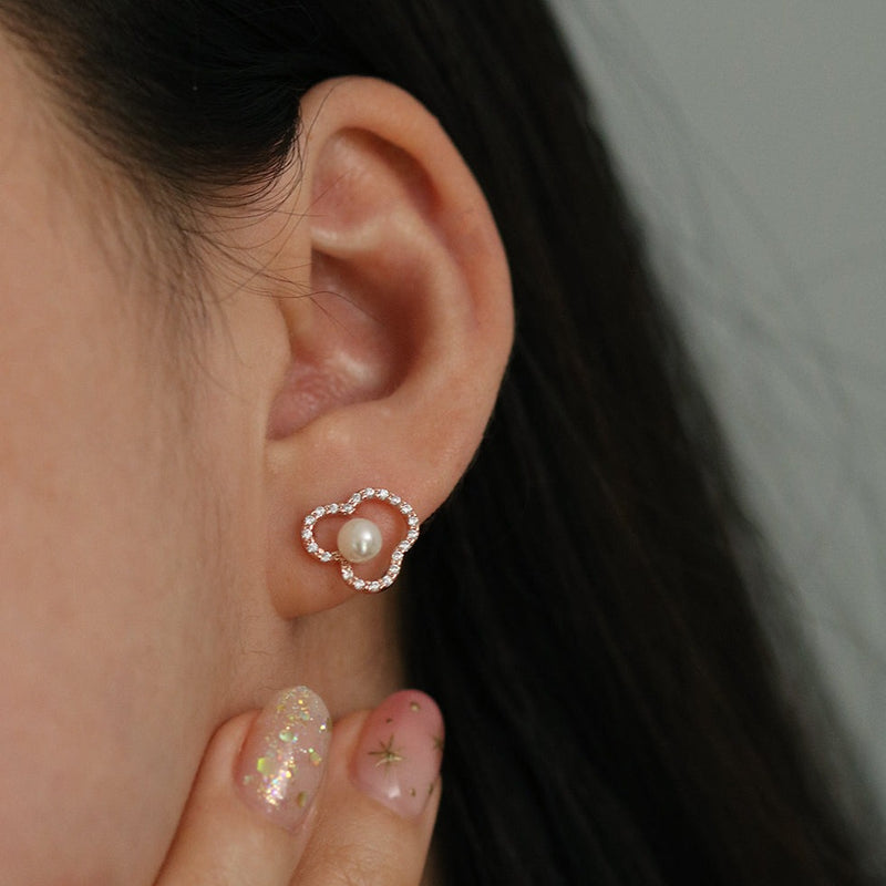 Pearl cloud stud earrings