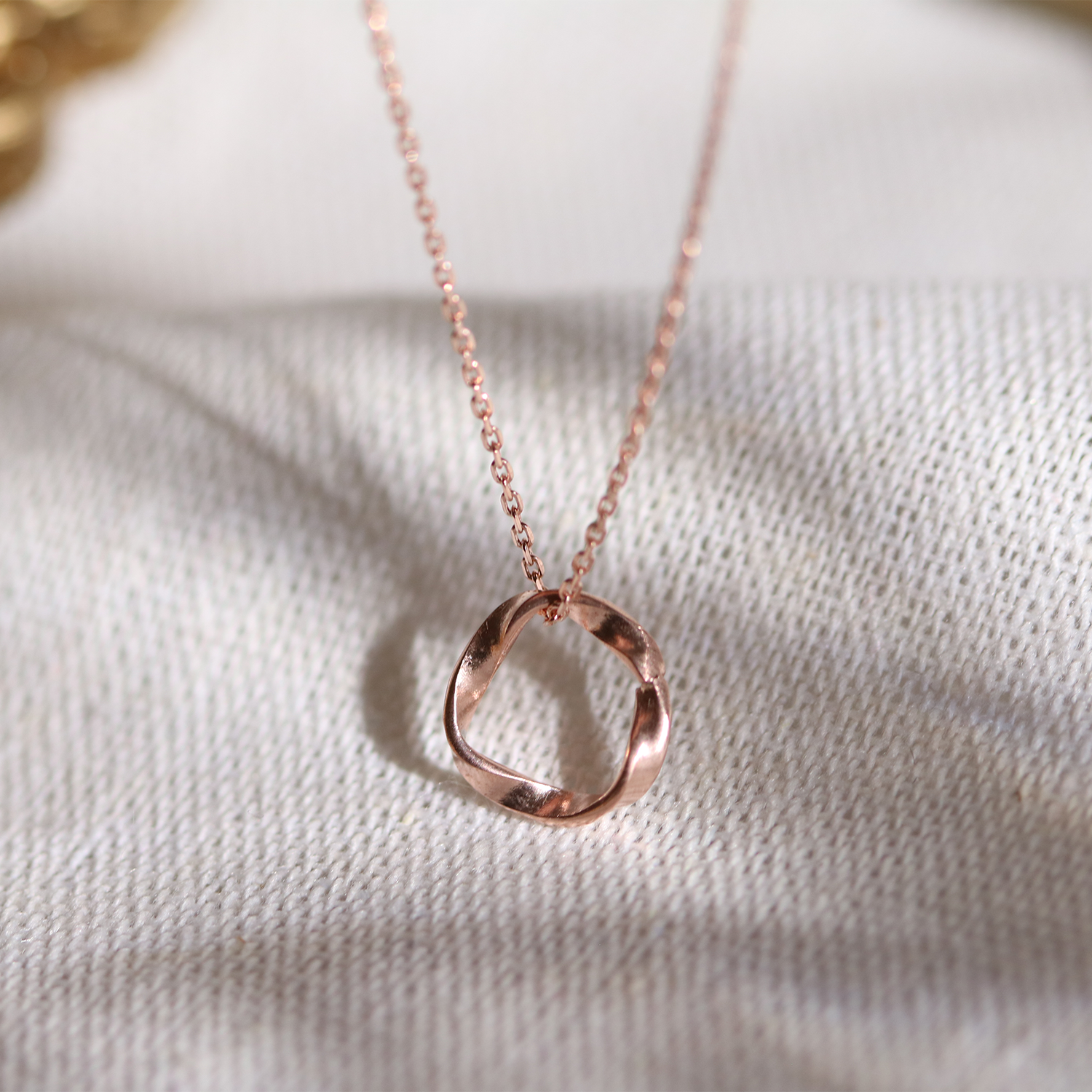 Twisted circle pendant necklace