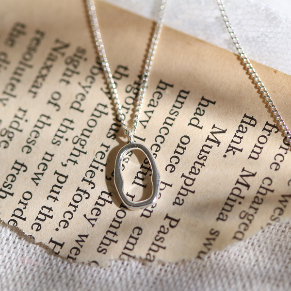 Line oval pendant necklace