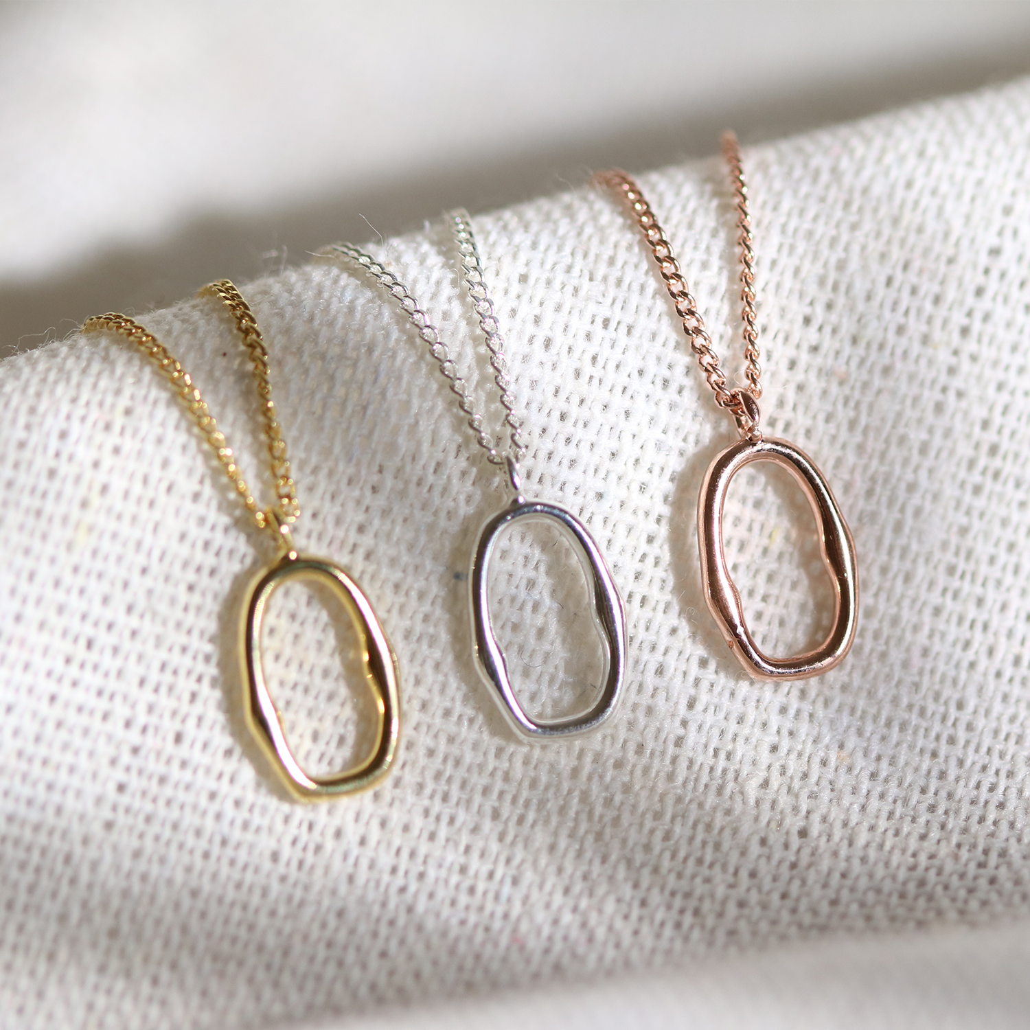 Line oval pendant necklace